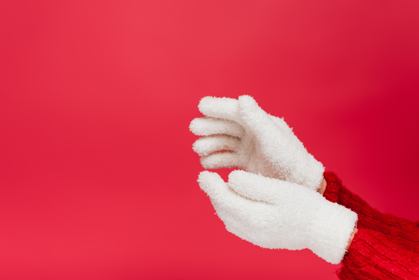 обрезанный вид женщины в белых перчатках, изолированных на красный - Фото, изображение