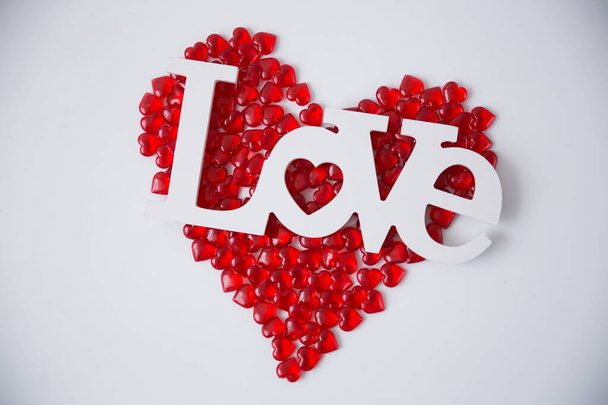 Красное сердце с надписью Любовь на белом фоне. - Фото, изображение