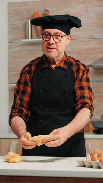 Großvater nimmt Lebensmittel-Video in Küche auf - Foto, Bild
