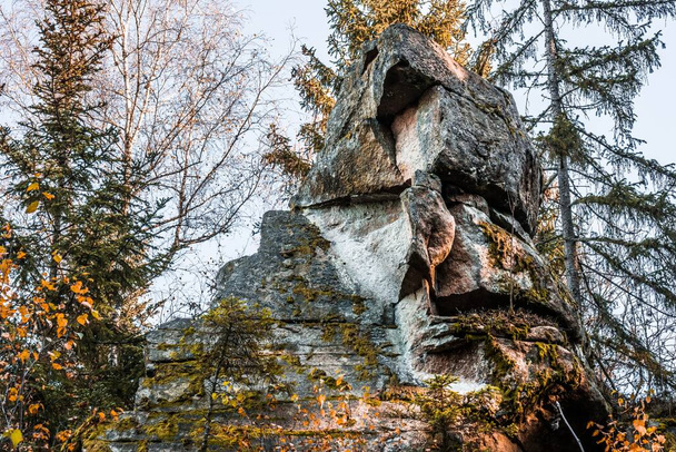 Mystieke rock groep en stenen groep Teufelsstein in de buurt van de Teufelsmuehle bij Rattenberg met de rots gezicht een gezicht of grimas van het gezicht van een duivel natuurlijke oorsprong en natuurlijke fenomeen, Beierse Woud - Foto, afbeelding