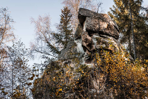 Мистическая рок-группа и каменная группа Teufelsstein рядом с Teufelsmuehle близ Раттенберга со скалой сталкиваются лицом или гримасой лица дьявола природного происхождения и природного явления, Баварский лес - Фото, изображение