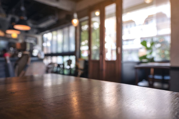 Houten tafel met wazige achtergrond in cafe  - Foto, afbeelding