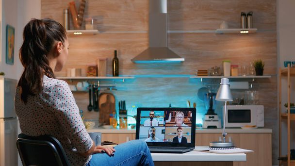 Hiszpanka na wideokonferencji pracująca w domu - Zdjęcie, obraz