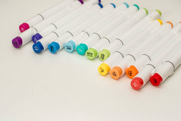Ουράνιο τόξο χρώματα αλκοόλ με βάση δείκτες σκίτσο. Βούρτσα και σμίλη διπλής όψης για εικονογράφους και γραφίστες. Επιλεκτική εστίαση - Φωτογραφία, εικόνα