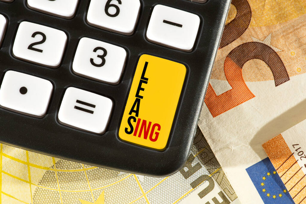 Billetes en euros, calculadoras y arrendamiento financiero - Foto, Imagen