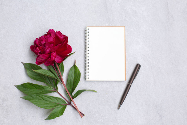 Pioenenbloemen en lege notitieblok voor planning of wensen - Foto, afbeelding
