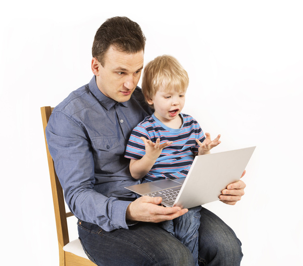 Père et fils avec l'ordinateur portable
 - Photo, image