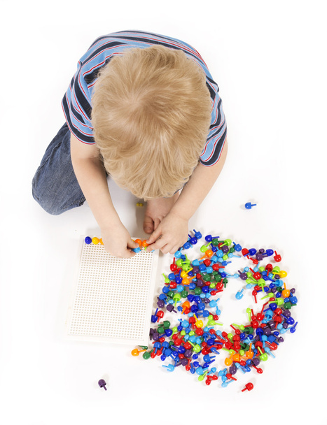 Дитина грає з мозаїкою
 - Фото, зображення