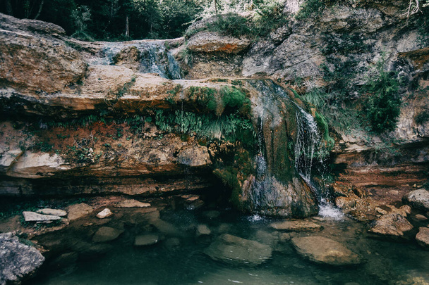 カタルーニャの代わりに滝のあるプールのある風景 - 写真・画像