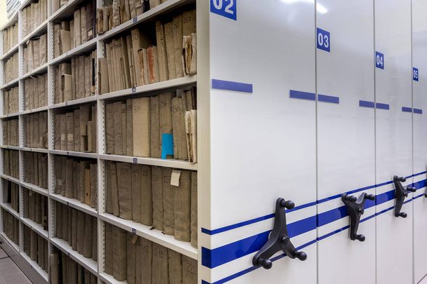 携帯電話の書棚に。アーカイブまたはオフィス、アーカイブ、ファイル、登録 - 写真・画像