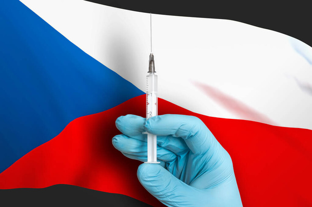 チェコ共和国でのワクチン接種。国旗を背景にコヴィト-19から守るワクチン. - 写真・画像