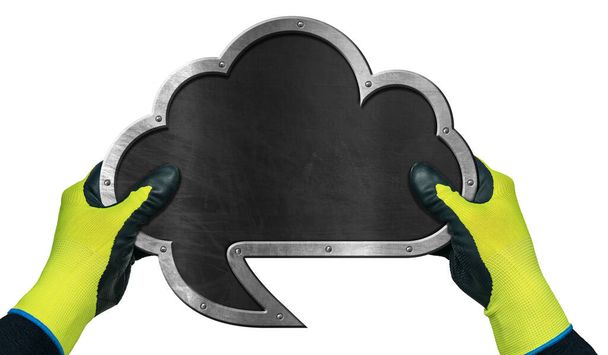 Mains avec des gants de travail tenant un tableau noir vierge avec cadre métallique, en forme de bulle de parole et de nuage, avec des vis. Isolé sur fond blanc. - Photo, image