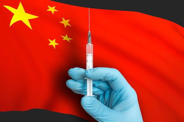 Impfungen in China. Impfstoff zum Schutz vor Covid-19 auf dem Hintergrund der Nationalflagge. - Foto, Bild