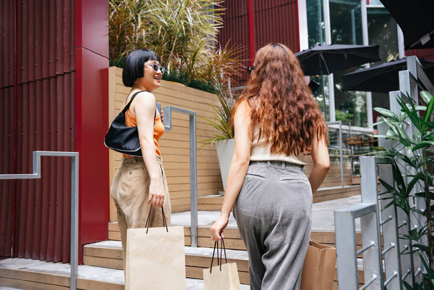 Πορτρέτο των δύο νεαρών ασιατών γυναικών ψώνια στο δρόμο εμπορικό κέντρο σε εξωτερικούς χώρους. - Φωτογραφία, εικόνα