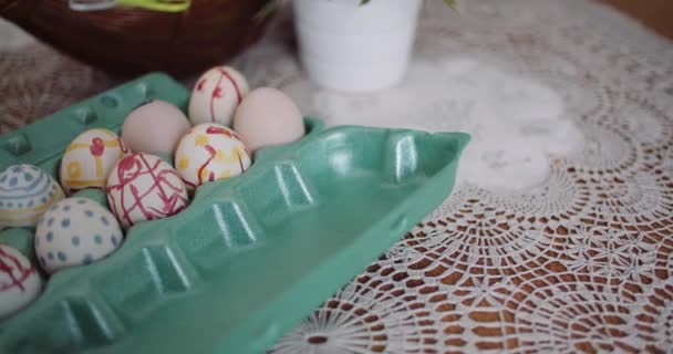 Ovos de Páscoa em extrusora na mesa decorada - Filmagem, Vídeo
