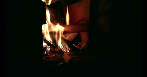 Le bois de chauffage brûle dans un foyer la nuit - Séquence, vidéo