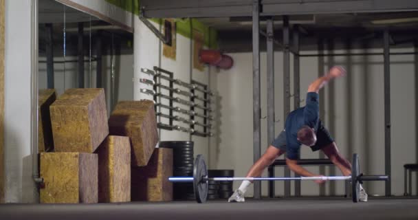 Shirtless pro atleet doet Russische twist buikspieroefeningen. Close-up foto van een fitte reu die indoor traint. - Video