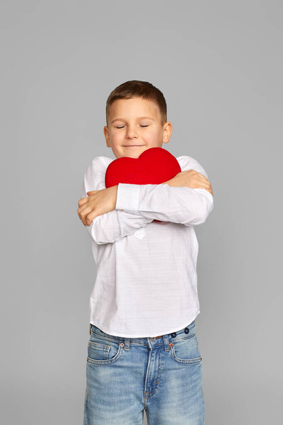 valentines day. cute little child boy holding red heart - Fotografie, Obrázek