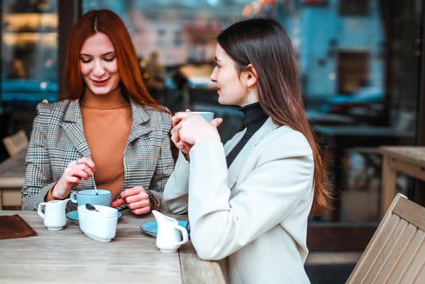 Two girl friends drinking coffee in the cafe - Φωτογραφία, εικόνα