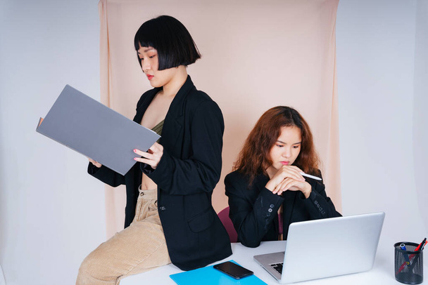 Retrato de dos jóvenes negocios mujeres asiáticas usando traje de chaqueta formal trabajando juntos en la oficina. - Foto, imagen