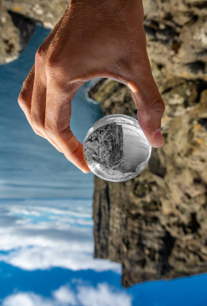 Preto e branco bola de cristal colorido vista de falésias altas - Foto, Imagem