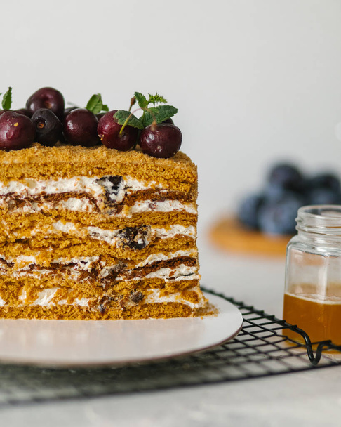 home made honey cake with berries  - Foto, Imagem