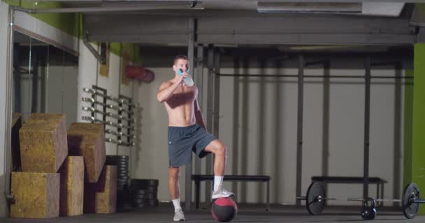 Fitness man training CrossFit in de sportschool - Video