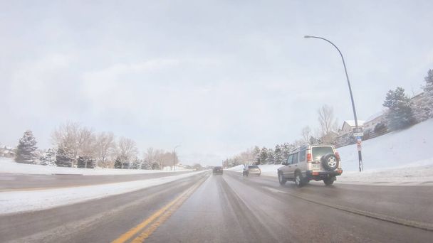 Denver, Colorado, ABD-3 Şubat 2020 - Amerika 'nın banliyölerinde tipik asfalt yollarda sürüş. - Fotoğraf, Görsel