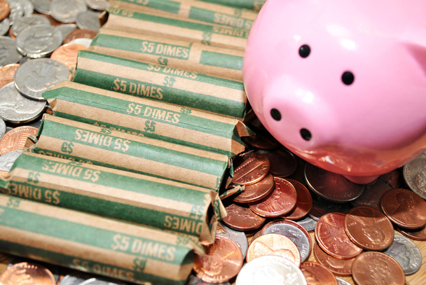 Rolled Bank Dimes com um Piggy Bank
 - Foto, Imagem