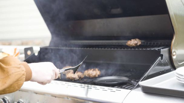 Cocinar hamburguesas empanadas de carne en una parrilla de gas. - Foto, Imagen