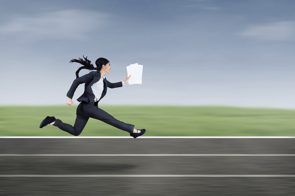 futás gyorsan szabadtéri elfoglalt üzletasszony - Fotó, kép
