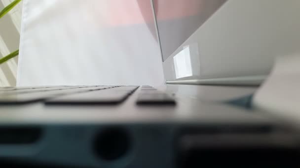 POV van laptop wordt stilgelegd - Video