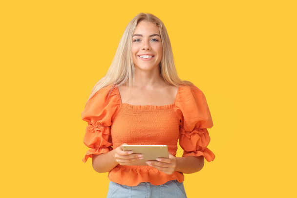 Adolescente avec ordinateur tablette sur fond de couleur - Photo, image