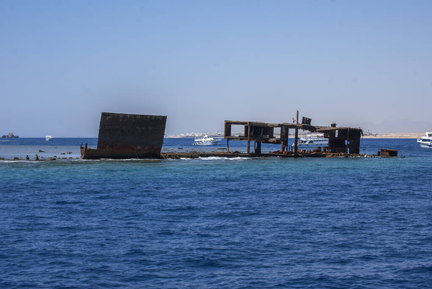 Уламки Лари розбилися на рифі Джексона в Тиранській протоці (Єгипет). - Фото, зображення
