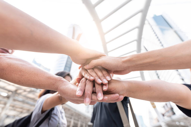 абстрактний образ координації рук людей під час світанку концепція бізнесу, єдності, співпраці та командної роботи
. - Фото, зображення