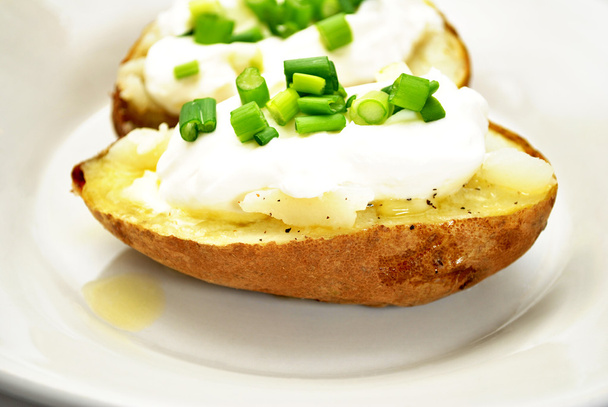 Repas végétarien de pommes de terre cuites au four et de sédiments
 - Photo, image