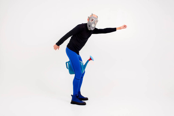 Lustige seltsame Mann in Atemschutzmaske posiert über weißem Hintergrund - Foto, Bild