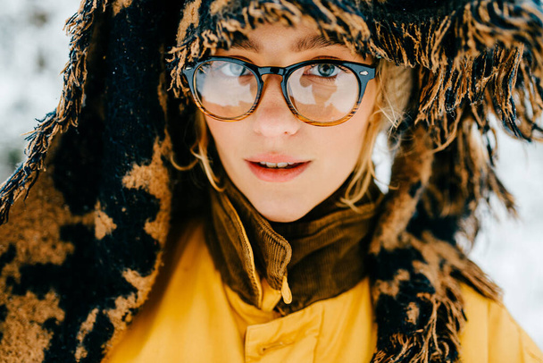 Ritratto ravvicinato di divertente ragazza hipster con gli occhiali e la sciarpa che copre la testa  - Foto, immagini