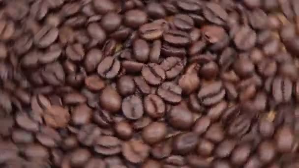 Geurende koffiebonen close-up. draaiende achtergrond - Video
