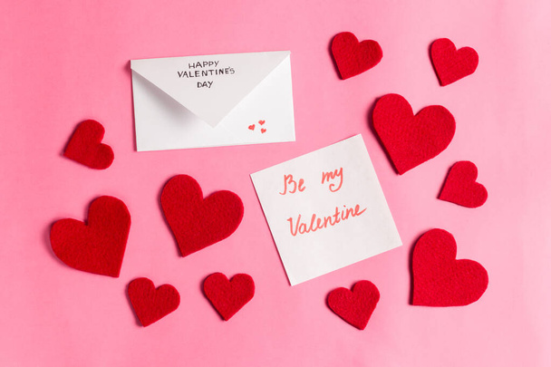 Složení na Valentýna. Červená srdce milují dopis a milostný vzkaz "Buď můj Valentýn." Konceptuální obraz pro 14. února. Byt ležel, horní pohled - Fotografie, Obrázek