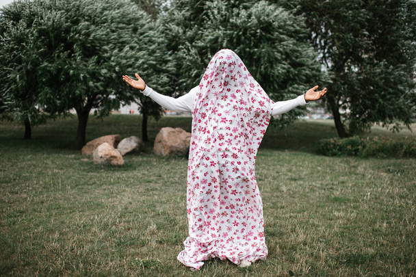 African american man covered in ghost costume posing outdoor in autumn park. - Zdjęcie, obraz