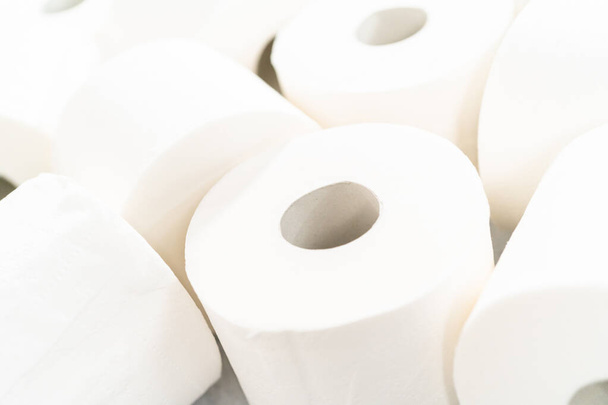 Novos rolos de papel higiênico branco em um fundo cinza. - Foto, Imagem