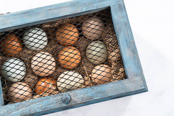 Boerderij verse biologische eieren in een vintage eierkrat. - Foto, afbeelding