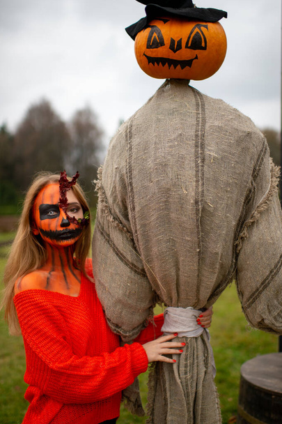 Jong blond meisje met Halloween gezicht kunst poseren buiten. Helloween viering concept. - Foto, afbeelding