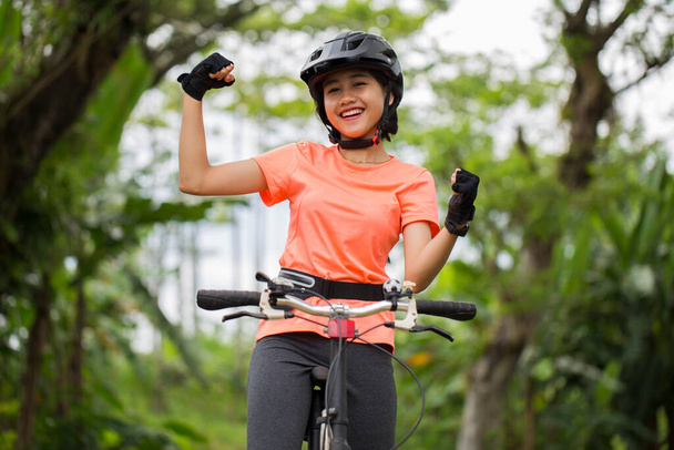 Чудова сильна молода азіатка велосипедистка
  - Фото, зображення