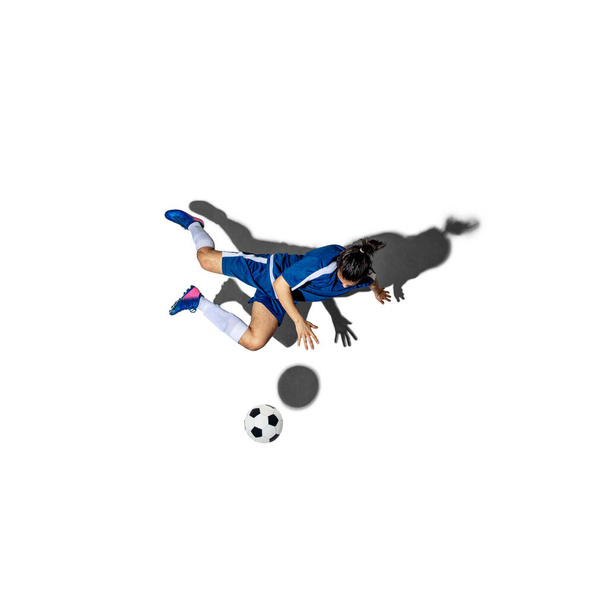Hombre caucásico futbolista aislado sobre fondo blanco con sombra. Vista superior. - Foto, imagen