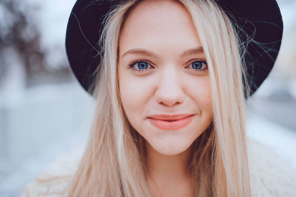 Портрет смешной улыбающейся стильной блондинки в шляпе  - Фото, изображение