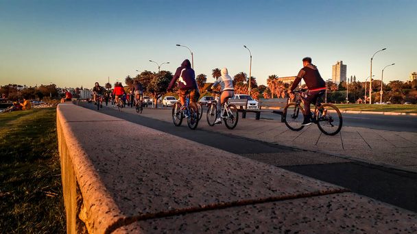 MONTEVIDEO, URUGUAY, OCTOBER - 2019 - People riding bike at parque rodo boardwalk, montevideo, uruguay - Foto, Bild