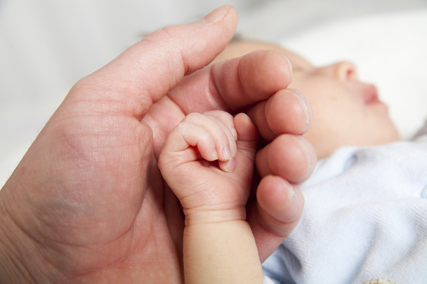 tartsa a kezét az újszülött gyermek - Fotó, kép