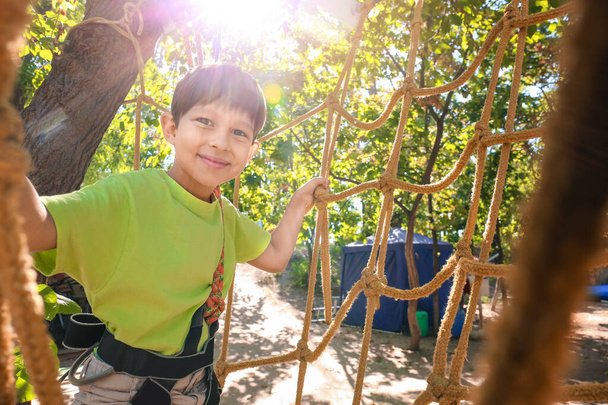 Niño escalando en el parque de aventuras - Foto, imagen